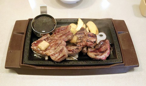 神奈川県横浜市中区本牧間門にあるファミリーレストラン ステーキガスト 本牧店 です 最寄駅はjr根岸線の山手駅になります ランチメニューの中から熟成赤身ロースステーキ300gの健康サラダバーセットとドリンクバーを別に注文しました 気ままに外食三昧