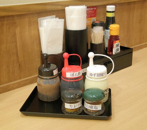 埼玉県春日部市中央１丁目にある「からあげの鉄人　春日部西口駅前店」店内