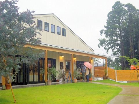 茨城県ひたちなか市中根にあるカフェ Cafe And Space Toiro です 最寄駅はひたちなか海浜鉄道湊線の中根駅になります ランチプレートの常陸牛ハンバーグ300g 常陸牛100 メンチカツ アイスカフェオーレを注文しました 気ままに外食三昧