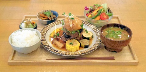 茨城県ひたちなか市中根にあるカフェ Cafe And Space Toiro です 最寄駅はひたちなか海浜鉄道湊線の中根駅になります ランチプレートの常陸牛ハンバーグ300g 常陸牛100 メンチカツ アイスカフェオーレを注文しました 気ままに外食三昧