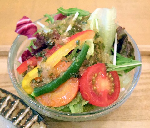 茨城県ひたちなか市中根にあるカフェ Cafe And Space Toiro です 最寄駅はひたちなか海浜鉄道湊線の中根駅になります ランチプレートの常陸牛ハンバーグ300g 常陸牛100 メンチカツ アイスカフェオーレを注文しました 気ままに外食三昧