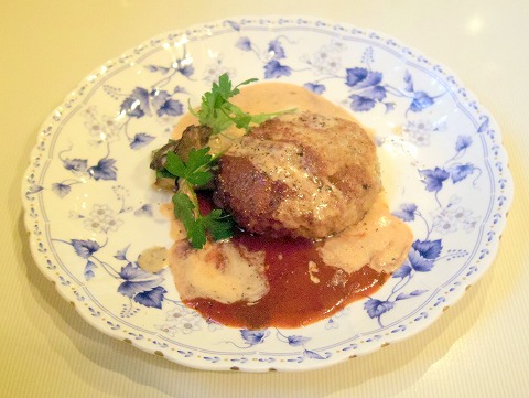 神奈川県横浜市中区本牧間門にある洋食店「SPICE DUCK　スパイスダック」ハンバーグミラノカツレツ風