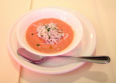 神奈川県横浜市中区太田町６丁目にあるイタリアンの「la Tenda Rossa　ラ テンダロッサ」シラスのガスパッチョ
