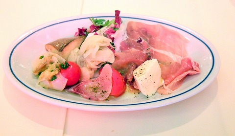 神奈川県横浜市中区太田町６丁目にあるイタリアンの「la Tenda Rossa　ラ テンダロッサ」前菜（生ハム、ヒラマサのカルパッチョなど）