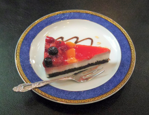 茨城県水戸市加倉井町にある喫茶店「珈琲哲學  水戸店」ベリーベリーショートケーキとホットカフェオーレ