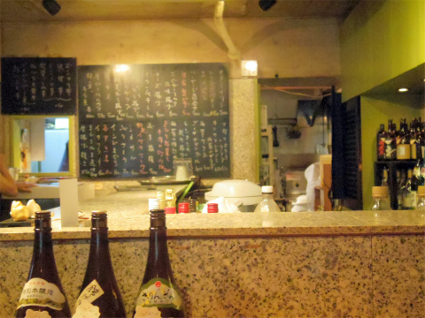 神奈川県横浜市中区本牧町2丁目にある居酒屋「ゆめや」店内