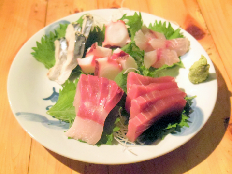 神奈川県横浜市中区本牧町2丁目にある居酒屋「ゆめや」刺身5点盛り（しめさば、たこ、いさき、インドマグロ、はまち？）
