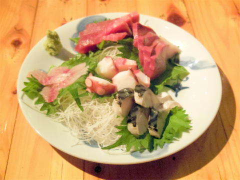 神奈川県横浜市中区本牧町2丁目にある居酒屋「ゆめや」刺身5点盛り（しめさば、たこ、いさき、インドマグロ、はまち？）