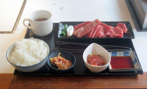 神奈川県横浜市中区元町１丁目にある焼肉店 「焼肉牛三郎　横浜元町店」黒毛和牛お肉増量セット
