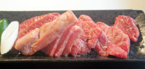 神奈川県横浜市中区元町１丁目にある焼肉店 「焼肉牛三郎　横浜元町店」黒毛和牛お肉増量セット