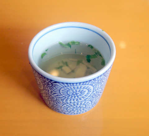 埼玉県さいたま市岩槻区南平野２丁目にある「洋麺屋五右衛門　東岩槻店」セットのスープ