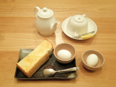 神奈川県大和市大和南１丁目にある喫茶店「コメダ和喫茶  おかげ庵  大和駅前店」ホットレモンティーとトーストセット（トースト+ゆで卵+小倉あん）、別にゆで卵1個