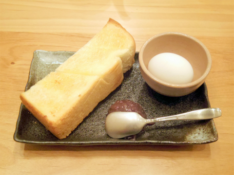 神奈川県大和市大和南１丁目にある喫茶店「コメダ和喫茶  おかげ庵  大和駅前店」ホットレモンティーとトーストセット（トースト+ゆで卵+小倉あん）、別にゆで卵1個