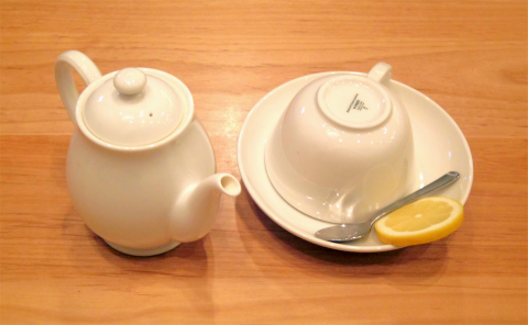 神奈川県大和市大和南１丁目にある喫茶店「コメダ和喫茶  おかげ庵  大和駅前店」ホットレモンティーとトーストセット（トースト+ゆで卵+小倉あん）、別にゆで卵1個