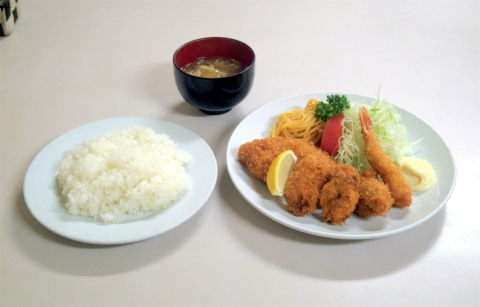 神奈川県横浜市中区上野町２丁目にある洋食店「レストラン松山」ミックスフライ（エビ、カキ、魚）とライス