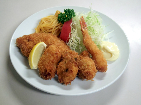 神奈川県横浜市中区上野町２丁目にある洋食店「レストラン松山」ミックスフライ（エビ、カキ、魚）とライス