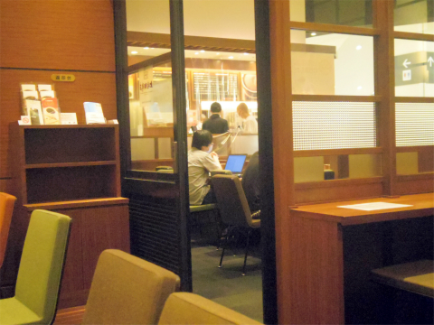 埼玉県さいたま市緑区美園５丁目にあるカフェ「上島珈琲店 イオンモール浦和美園店」店内