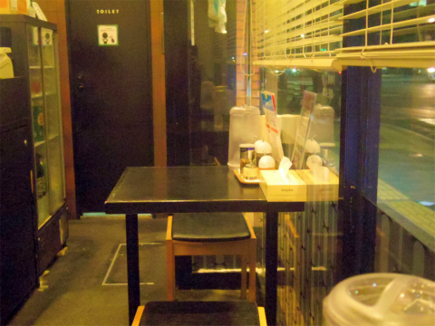 東京都新宿区大久保１丁目あるラーメン店「ラーメン餃子館 小次郎 新宿店」店内
