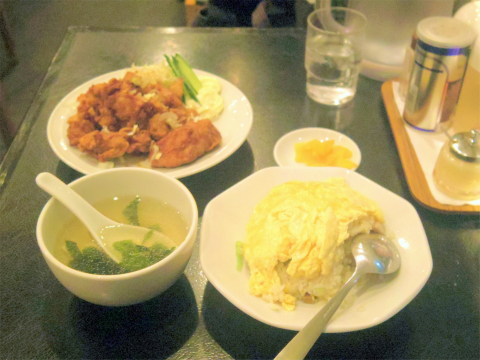 東京都新宿区大久保１丁目あるラーメン店「ラーメン餃子館 小次郎 新宿店」鶏の唐揚げ定食、ライスをオムタマチャーハンに変更