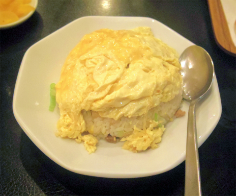 東京都新宿区大久保１丁目あるラーメン店「ラーメン餃子館 小次郎 新宿店」鶏の唐揚げ定食、ライスをオムタマチャーハンに変更