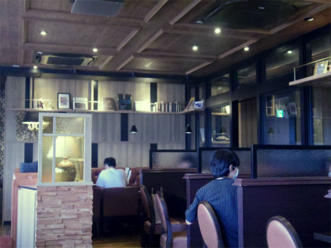 東京都台東区上野２丁目にある喫茶店「星乃珈琲店　上野店」店内