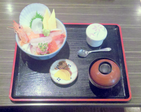 茨城県稲敷市西代にある寿司店「まいど」市場の海鮮丼御膳