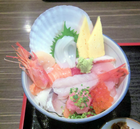 茨城県稲敷市西代にある寿司店「まいど」市場の海鮮丼御膳