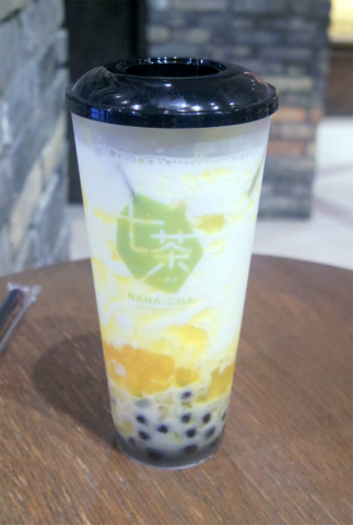 神奈川県横浜市中区山下町にあるタピオカ専門店「鵬天閣 七茶」マンゴーラテタピオカトッピング 神奈川県横浜市中区山下町にあるタピオカ専門店「鵬天閣 七茶」マンゴーラテタピオカトッピング