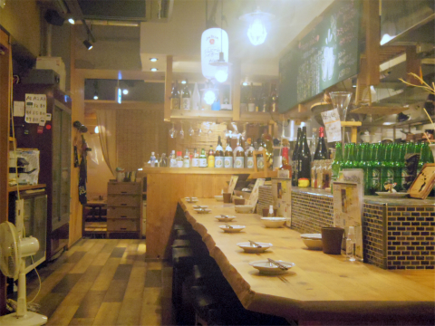埼玉県越谷市南越谷１丁目にある焼鳥店「炭火焼鳥 串頂マルコ 南越谷店」店内