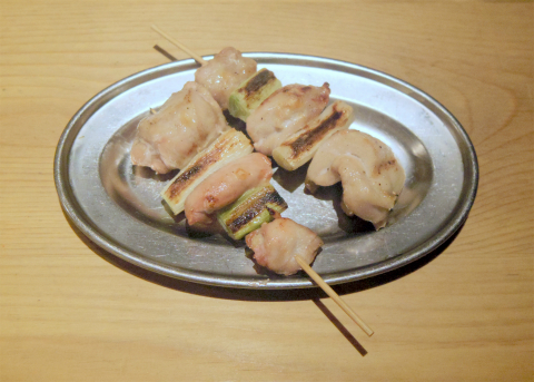 埼玉県越谷市南越谷１丁目にある焼鳥店「炭火焼鳥 串頂マルコ 南越谷店」鶏もものねぎ間