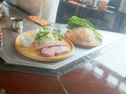 神奈川県横浜市中区弁天通５丁目にあるステーキ、鉄板焼きの「横浜瀬里奈　ステーキドーム」店内