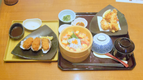 埼玉県さいたま市緑区美園５丁目にある和食の「おひつごはん　四六時中　イオン浦和美園店」海の彩りおひつと純輝鶏の唐揚げ、牡蠣フライ