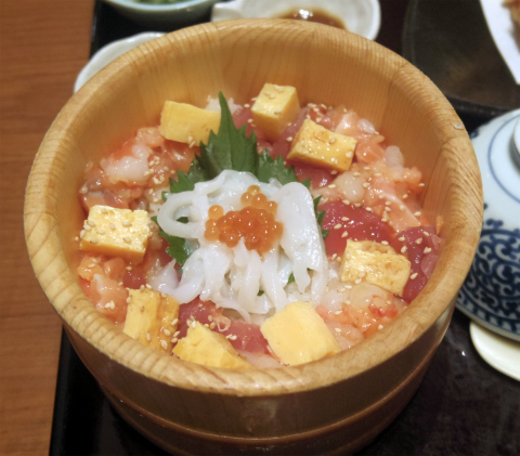 埼玉県さいたま市緑区美園５丁目にある和食の「おひつごはん　四六時中　イオン浦和美園店」海の彩りおひつと純輝鶏の唐揚げ