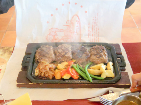 神奈川県横浜市中区新港２丁目にあるハンバーグ、ステーキの「ハングリータイガー　横浜ハンマーヘッド店　Hungry Tiger Yokohama HammerHead」ダブルハンバーグステーキ　スペシャルセット