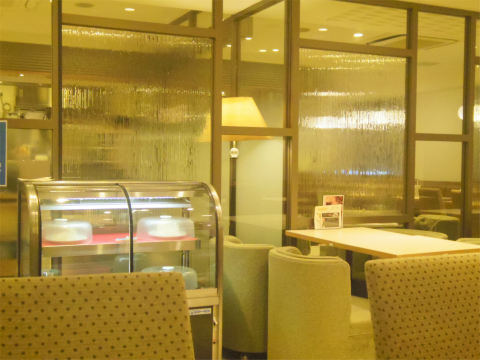 東京都台東区上野６丁目にあるカフェ「Cafeルノアール 御徒町春日通り店」店内