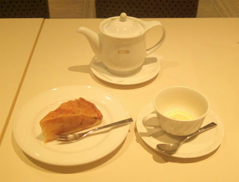 東京都台東区上野６丁目にあるカフェ「Cafeルノアール 御徒町春日通り店」ホットレモンティーと信州産ホットアップルパイ
