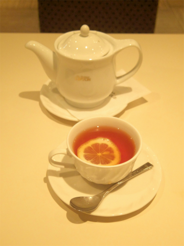 東京都台東区上野６丁目にあるカフェ「Cafeルノアール 御徒町春日通り店」ホットレモンティーと信州産ホットアップルパイ