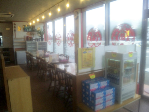 埼玉県越谷市小曽川にある中華料理店「金再来」店内