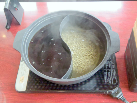神奈川県横浜市磯子区中原１丁目にあるしゃぶしゃぶ食べ放題の「しゃぶ葉　磯子中原店」2種類のだし（基本の白だしと本格すき鍋だし）