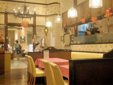 埼玉県さいたま市緑区美園５丁目にあるオムライス、洋食のお店「ラケル RAKERU　イオンモール浦和美園店」店内