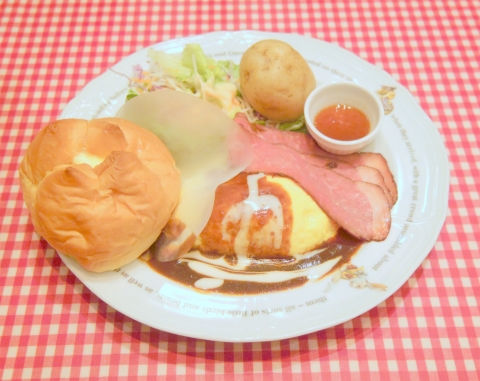 KUKUチキンライスのデミグラスソースオムライスとローストビーフ、選べるデザートセットで