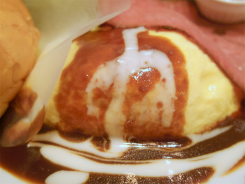 KUKUチキンライスのデミグラスソースオムライスとローストビーフ、選べるデザートセットで