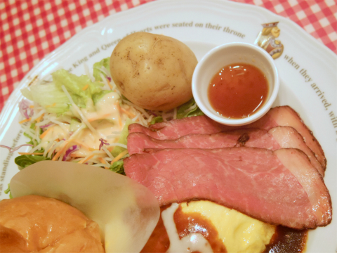 KUKUチキンライスのデミグラスソースオムライスとローストビーフ、選べるデザートセットで