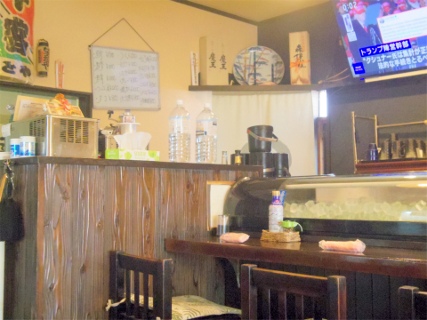 埼玉県春日部市牛島にある海鮮料理、居酒屋の「食事処なるとや」店内