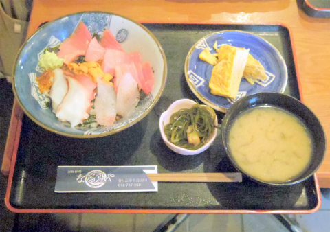 埼玉県春日部市牛島にある海鮮料理、居酒屋の「食事処なるとや」海鮮丼定食
