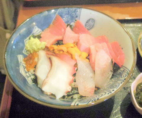 埼玉県春日部市牛島にある海鮮料理、居酒屋の「食事処なるとや」海鮮丼定食