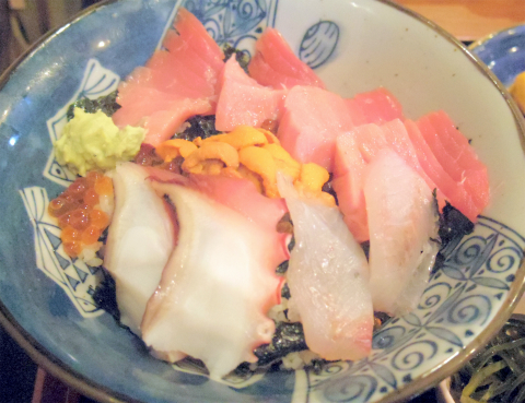 埼玉県春日部市牛島にある海鮮料理、居酒屋の「食事処なるとや」海鮮丼定食