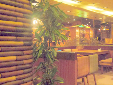 神奈川県横浜市中区住吉町４丁目にある 「横浜瀬里奈　浪漫茶屋」店内