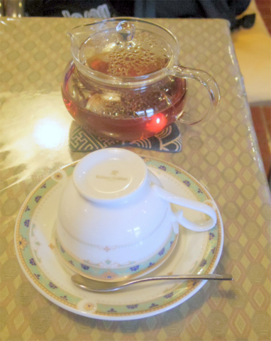 茨城県ひたちなか市元町にある喫茶店「チャーチル」ケーキセット（アップルティーとリンゴタルト）=