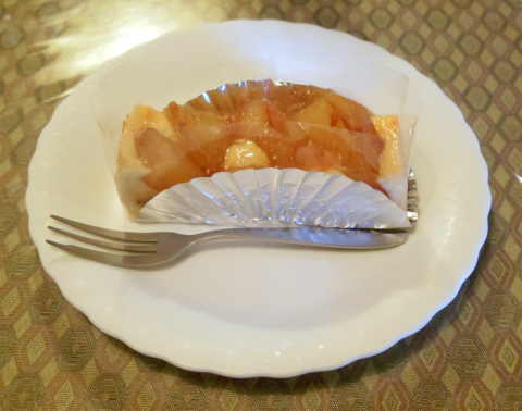 茨城県ひたちなか市元町にある喫茶店「チャーチル」ケーキセット（アップルティーとリンゴタルト）